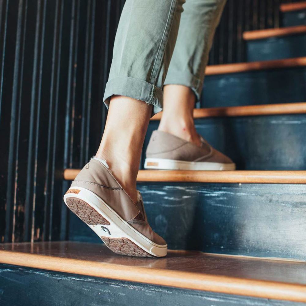 OluKai Pehuea Heu - Taupe Grey