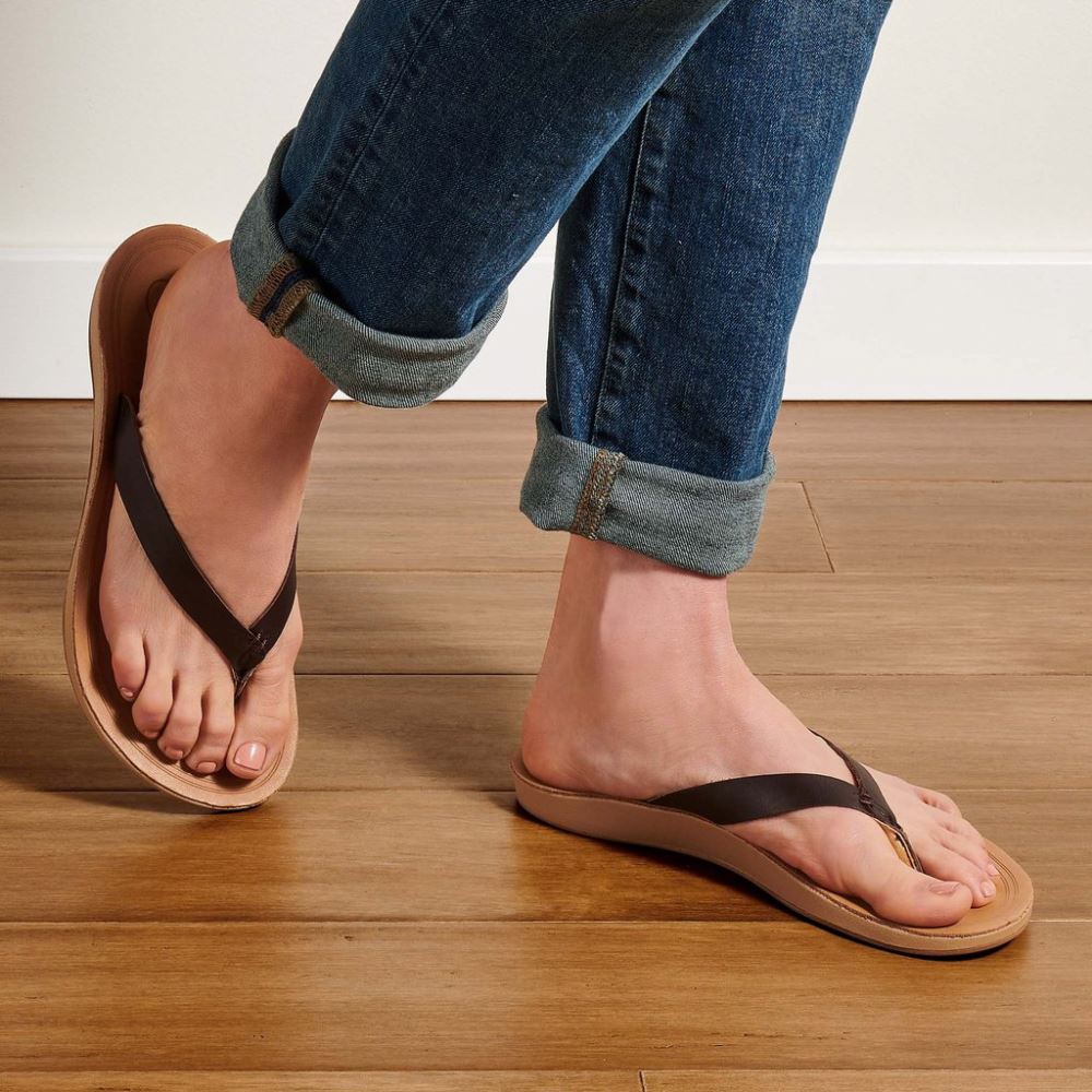 OluKai Nonohe - Dark Java / Golden Sand